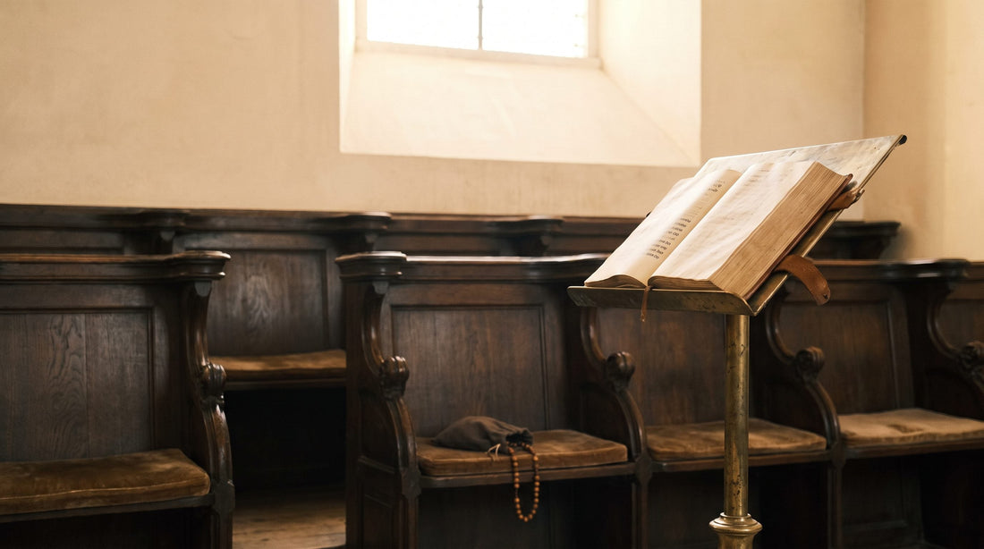 Chant pour le mois du rosaire : stalles d'abbaye et livre de chant sur un lutrin