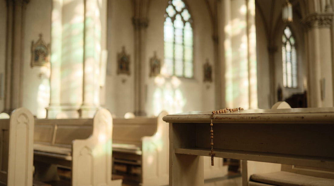 Chapelet de Montligeon : nef de la basilique et chapelet posé au premier plan
