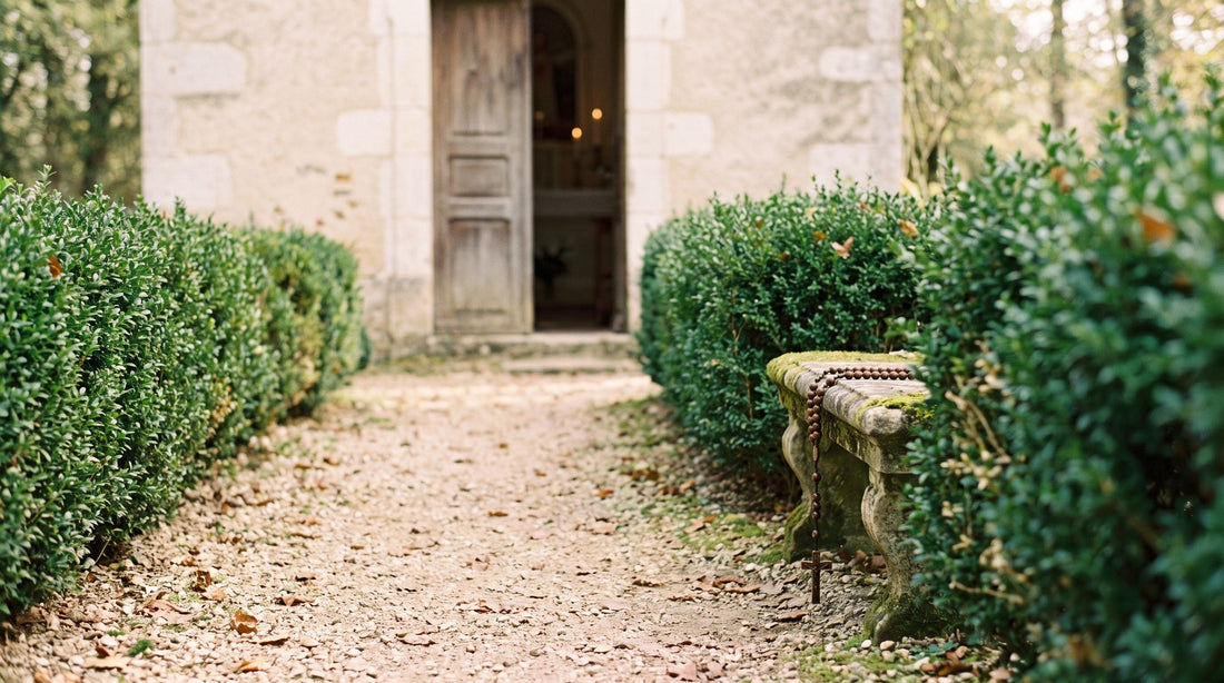 Le mois du rosaire : allée d'octobre menant à une chapelle, chapelet posé sur un banc