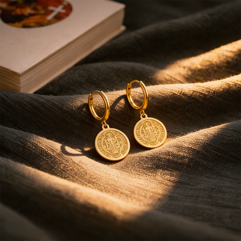Boucles médaille saint Benoît dorée