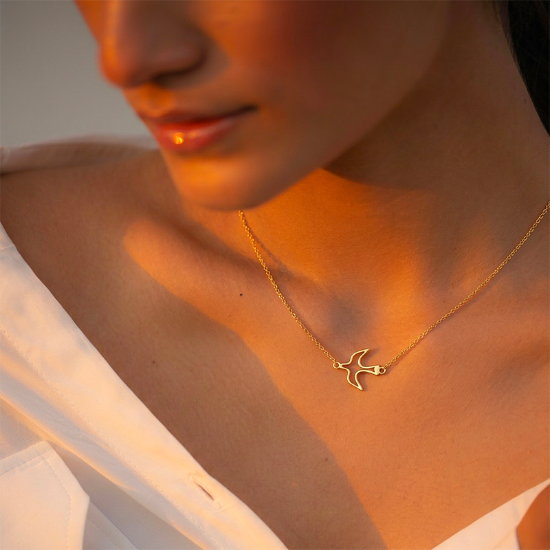 Collier colombe Saint-Esprit portée, dorée