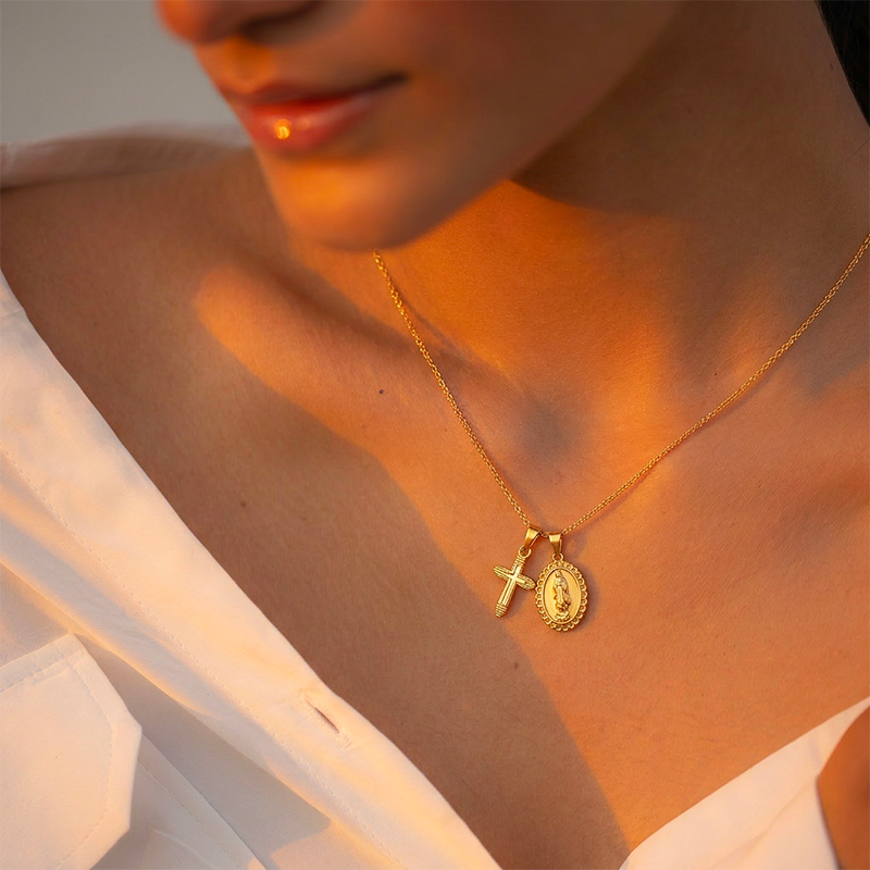 Collier Vierge Marie et croix dorée