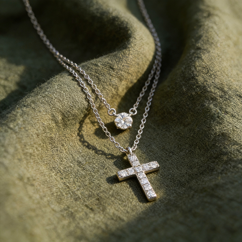 Collier croix élégant argentée