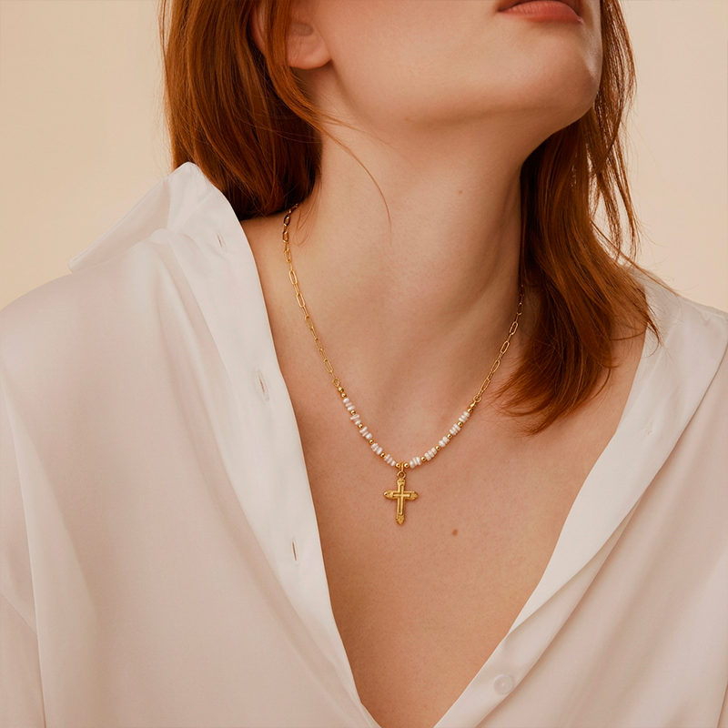 Collier croix perles blanches dorée