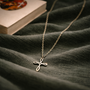 Collier croix fantaisie argentée