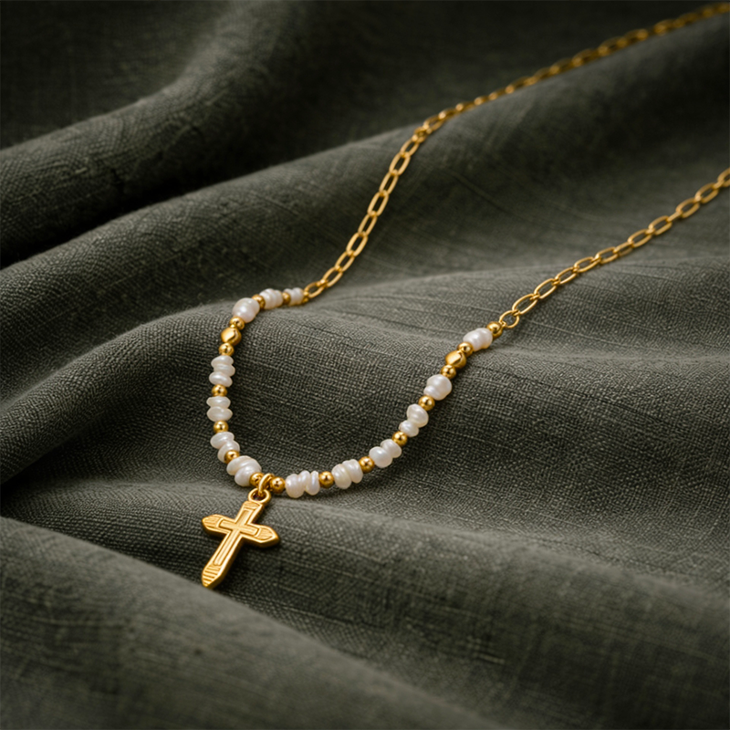 Collier croix perles blanches dorée