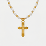 Collier croix perles blanches, finition dorée