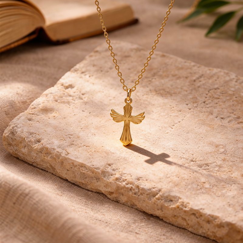 Pendentif croix ciselé dorée