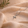 Pendentif croix ajourée argentée