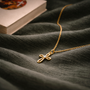 Pendentif croix ajourée dorée