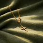 Collier infini et croix dorée