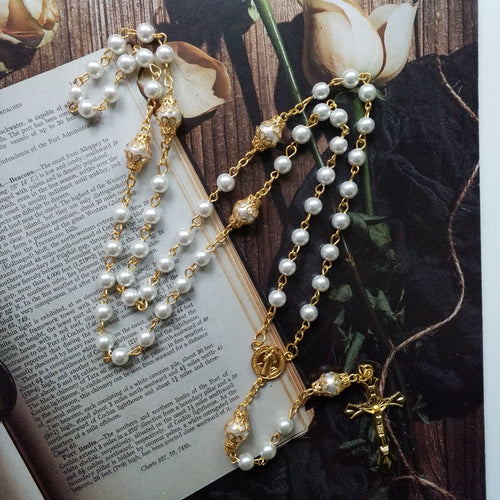 Chapelet blanc et or, calottes en filigrane