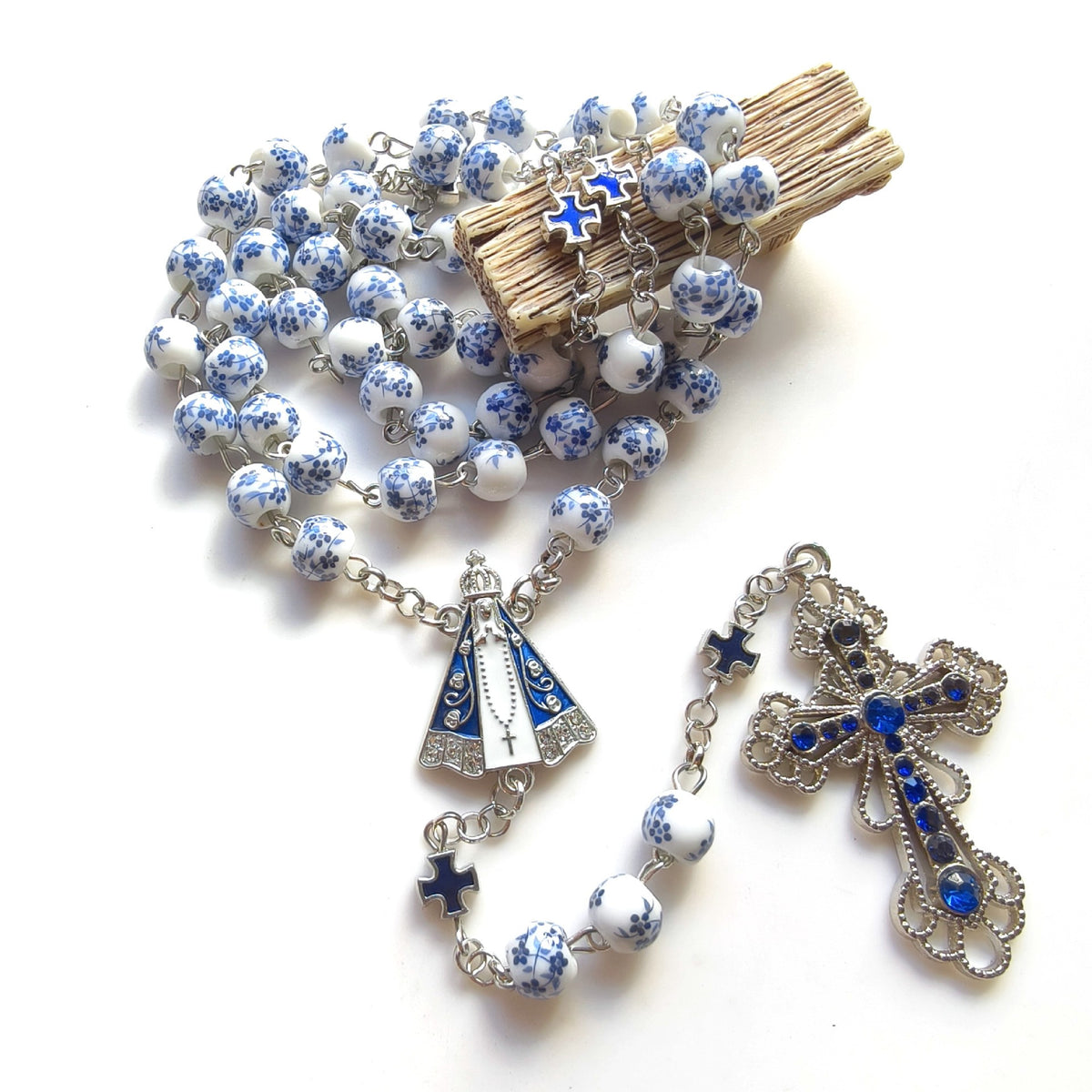 Chapelet céramique bleu et blanc, Vierge couronnée